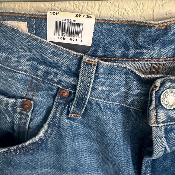 Levi's Women's 501 Cropped Jeans - NWT size 29x26 - Picture 4 of 7